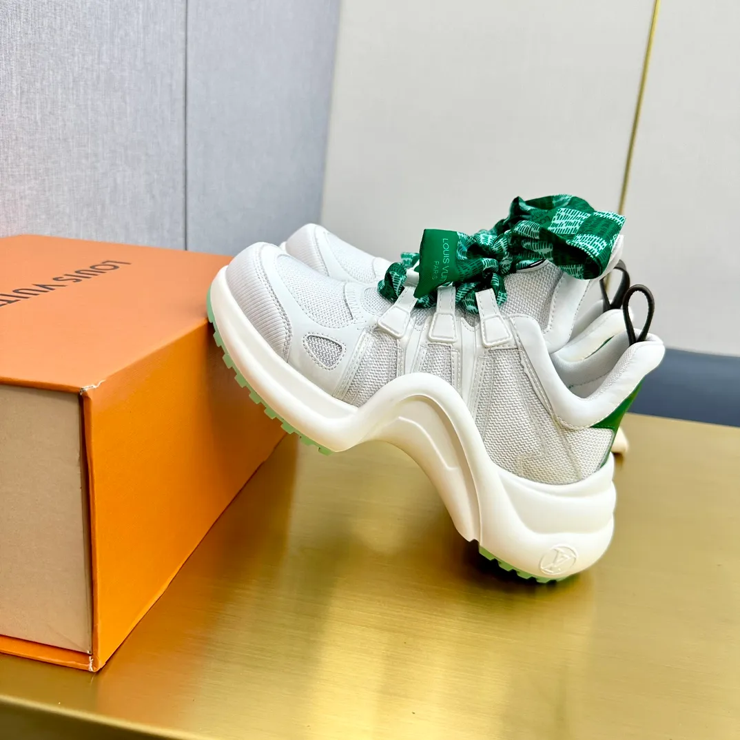 👟👟Ex-factory price 760👟👟LV donkey brand casual sports dad shoes. The bold and avant-garde design➕the distinctive wavy outsole is charming in the entire fashion circle. It is synonymous with new trends and trends. It is to be called the coolest casual sports shoe in history. Whoever wears it will become the most handsome person who turns heads. The height of the heel is about 5.5cm, and the heel is about 8mm.  🌸Imported fabrics🐂leather➕Imported🐐leather➕Imported T👟👟Ex-factory price U splicing 🌸Inner lining imported mesh fabric➕Cowhide lining Outsole vacuum foaming and T👟👟Ex-factory price U combination 🌸 Size women's size 35-41